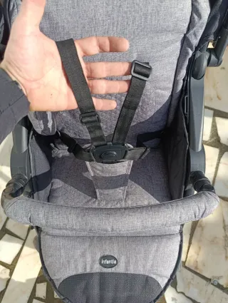 Carrinho de bebé cinzento