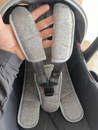 Carrinho de bebé cinzento