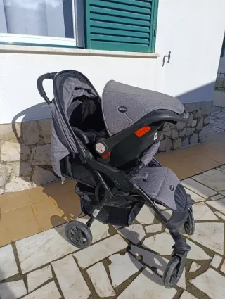 Carrinho de bebé cinzento