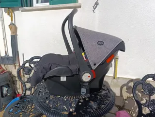 Carrinho de bebé cinzento