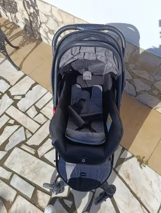 Carrinho de bebé cinzento