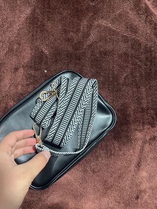 Bolso negro acolchado con cremallera dorada