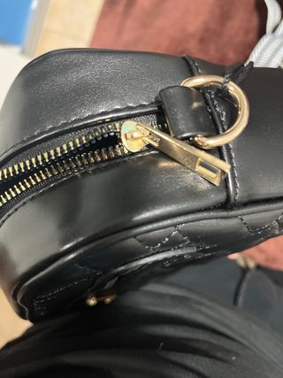 Bolso negro acolchado con cremallera dorada