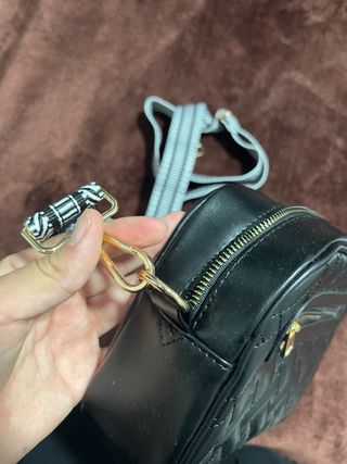 Bolso negro acolchado con cremallera dorada