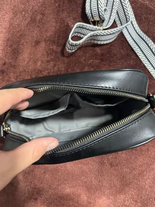 Bolso negro acolchado con cremallera dorada