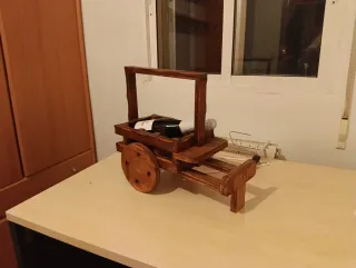 Carrito de madera decorativo