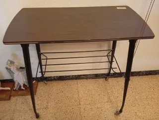 Mesa auxiliar vintage con ruedas
