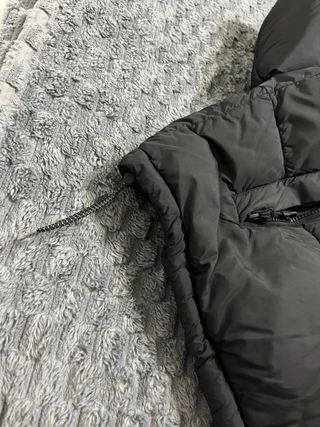 Abrigo negro acolchado sin capucha