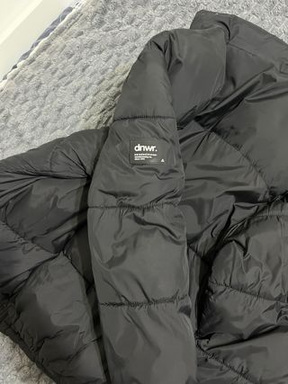 Abrigo negro acolchado sin capucha