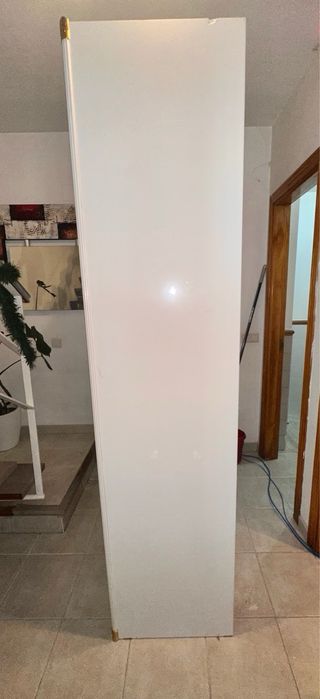 Armario blanco con detalles dorados