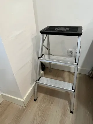 Escalera plegable de aluminio