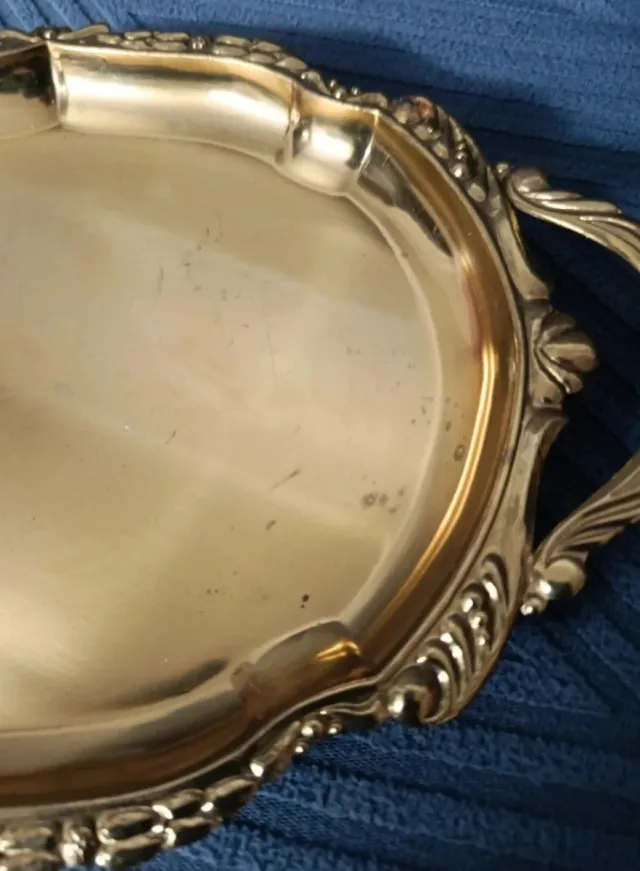 Bandeja decorativa dorada con asas