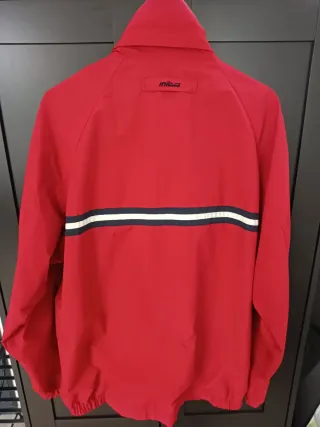 Cazadora náutica roja con capucha