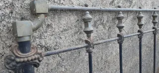 Cabeceros de cama antiguos de hierro forjado.
