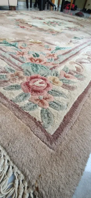 Alfombra de lana beige y multicolor