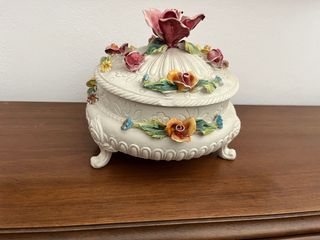 Scatola in ceramica con fiori