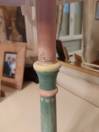 Lámpara de mesa madera pintada a mano