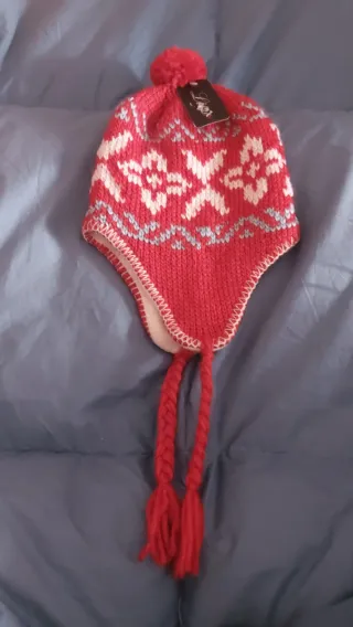 Gorro polar tejido con pompón y orejeras