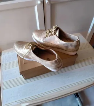 Zapatos cordones mujer . Tono dorado envejecido
