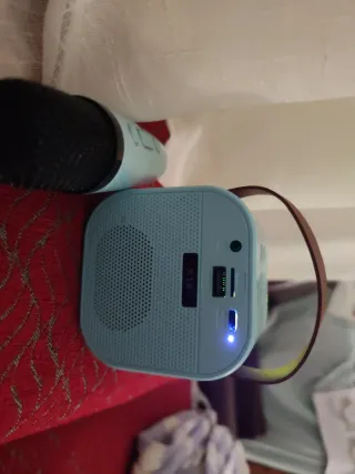 Altavoz y micrófono con luces LED