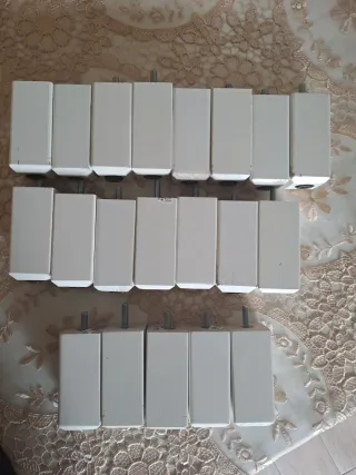 Piedini Ikea bianchi in plastica