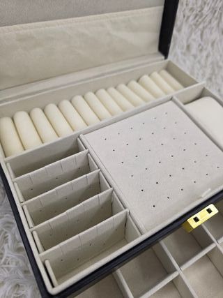 Joyero Negro con Detalles Dorados