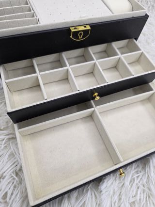 Joyero Negro con Detalles Dorados