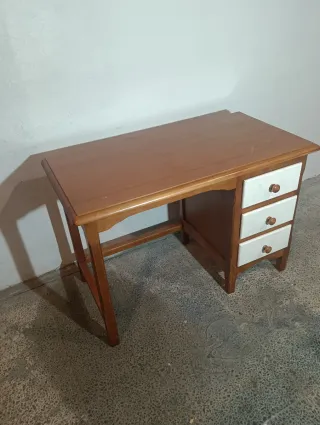 Scrivania in legno con cassetti