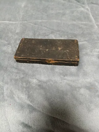 Balanza de mano antigua con pesas