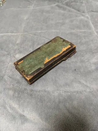 Balanza de mano antigua con pesas