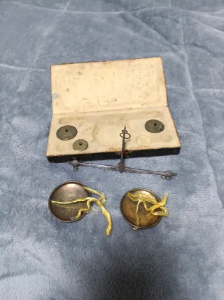 Balanza de mano antigua con pesas