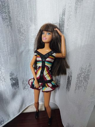 Bambola Barbie con vestito colorato