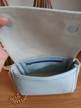 Minibolso de mano azul con cadena dorada