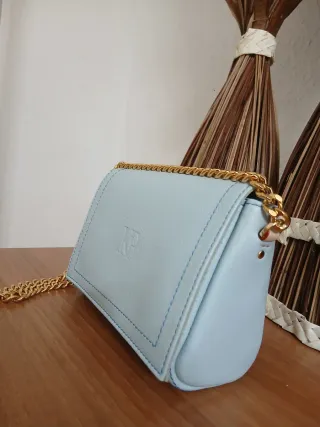 Minibolso de mano azul con cadena dorada