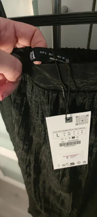 Falda negra efecto arrugado talla única