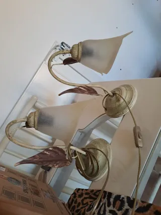 Lampada da tavolo con foglie