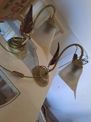 Lampada da tavolo con foglie