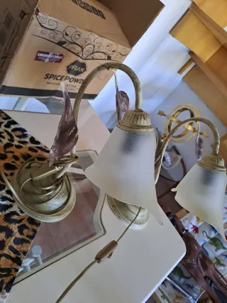 Lampada da tavolo con foglie