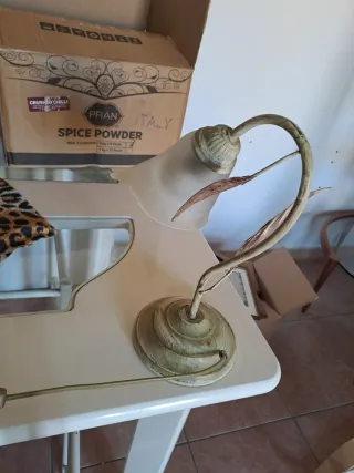 Lampada da tavolo con foglie