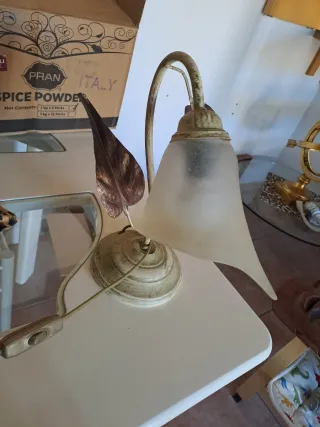 Lampada da tavolo con foglie