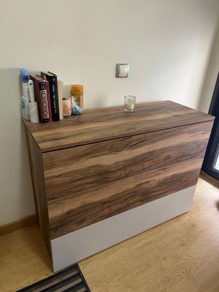 Juego de cama, cómoda y mesitas