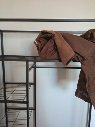 Estantería metálica vestidor con barra