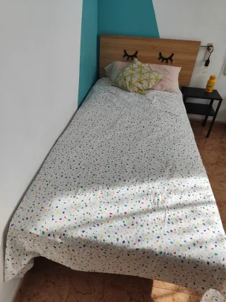 Colchón 90x190 con somier de madera.