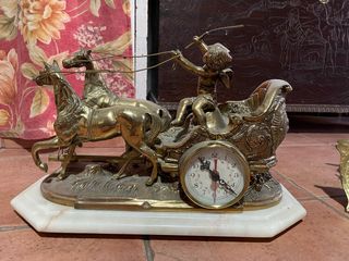 Reloj de bronce con carro y caballos