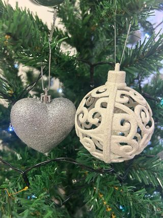 Árbol de Navidad con adornos