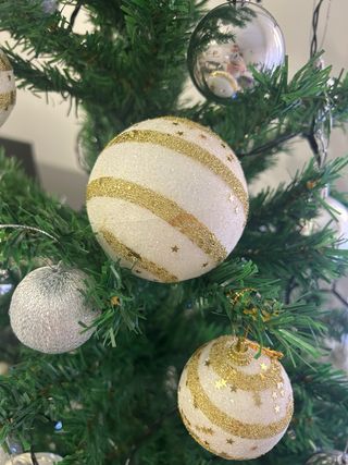 Árbol de Navidad con adornos