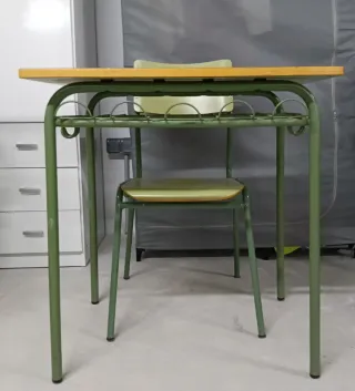 Pupitre y silla escolar. Cuatro disponibles.