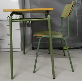 Pupitre y silla escolar. Cuatro disponibles.