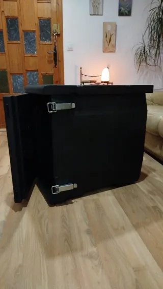 Contenedor isotérmico negro