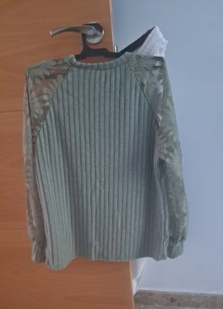 Camiseta verde con mangas de encaje